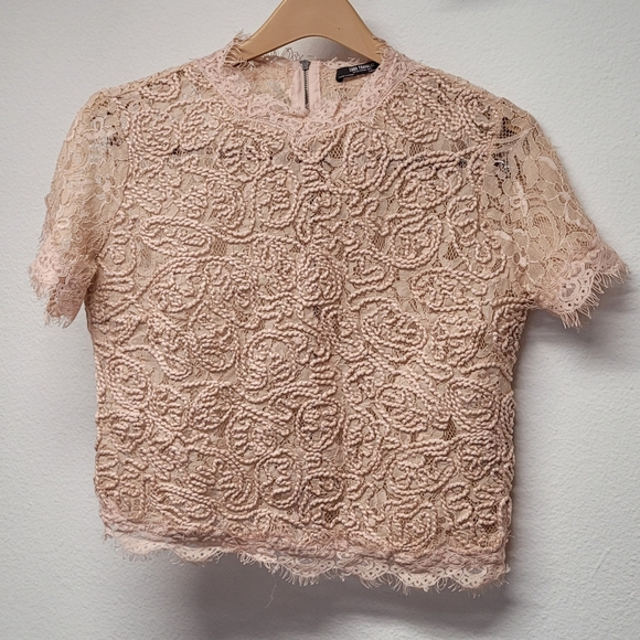 Zara Tops - Zara trafaluc lace blouse size M peach color short sleeve embroidery